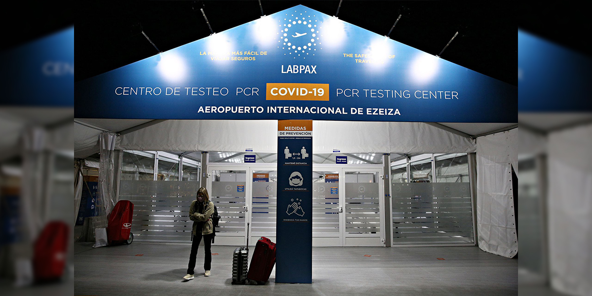 Escándalo de los hisopados: la policía allanó el aeropuerto de Ezeiza y la sede de Aeropuertos Argentina 2000