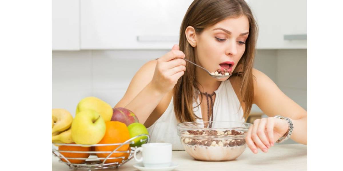 Los 5 hábitos pocos saludables a la hora de almorzar que afectan la salud