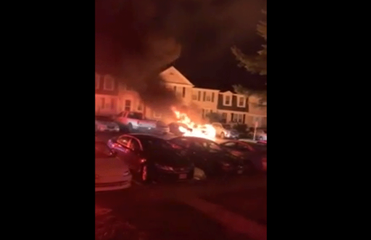 Video: un hombre aceleró tanto que prendió fuego su auto… ¡pero también el del vecino!
