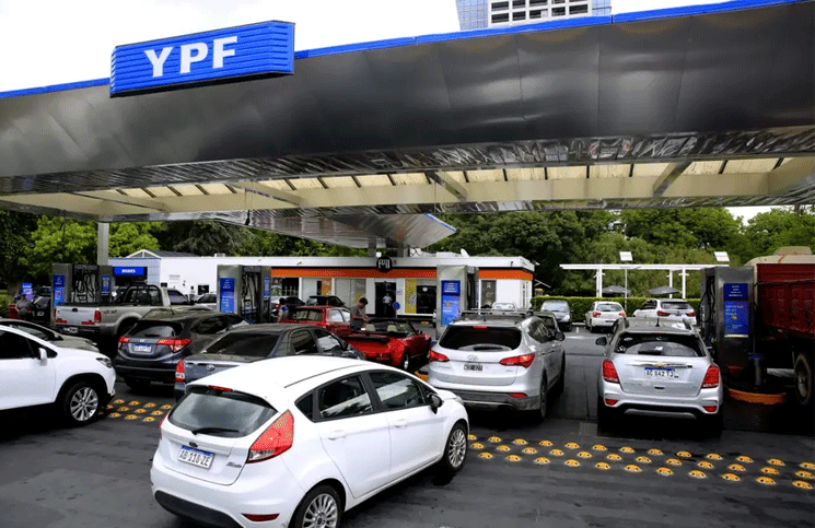 Desde el gobierno ordenaron no aplicar el 5% de aumento de combustible para YPF.