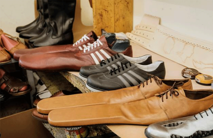 Zapatos extra largos la idea un zapatero para cuidar la distancia social