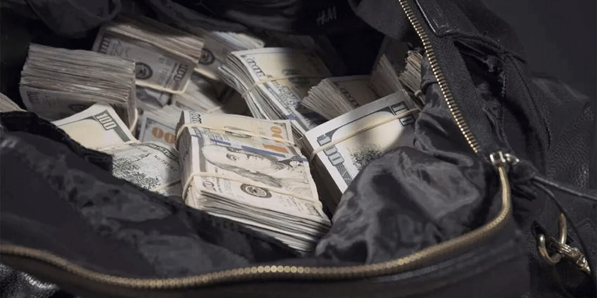 Esperaba el colectivo, encontró un bolso con más de $16.000 dólares y ahora buscan a la dueña