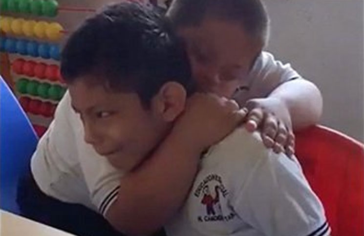 Un niño con Síndrome de Down consoló el llanto de su amigo con Autismo: el video conmocionó las redes