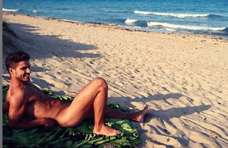 Una de las fotos de Maxi Iglesias en una playa nudista