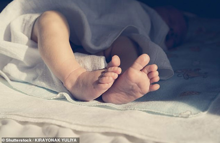 Un bebé es zamarreado por su padre, solo por llorar: “No era lo suficientemente varonil”, sufrió daño cerebral