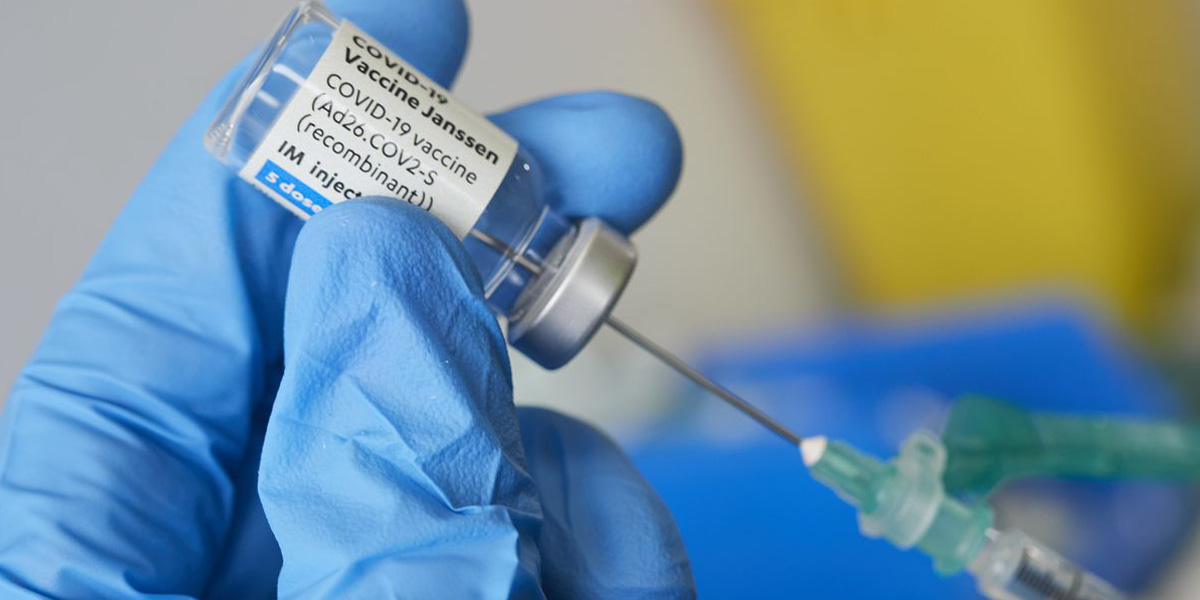 Johnson & Johnson paralizó el ensayo de la vacuna contra el coronavirus después de una “enfermedad inexplicable”