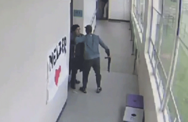 Video viral: un maestro abraza y tranquiliza a un alumno armado, a punto de cometer una masacre