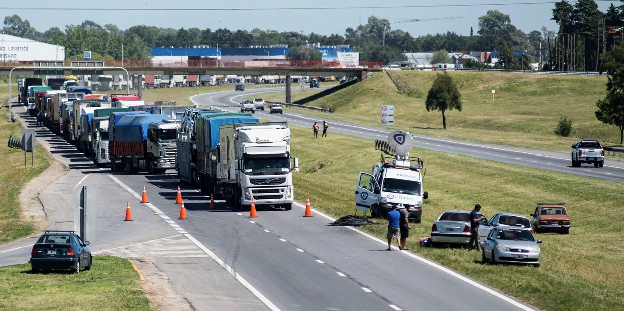Transportistas autoconvocados levantan cortes de rutas, luego de un acuerdo entre el Gobierno y la mayoría de las cámaras