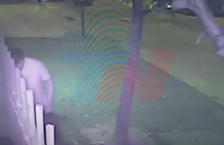 Video: salió a sacar la basura, sospechó de un auto y se salvó de una entradera
