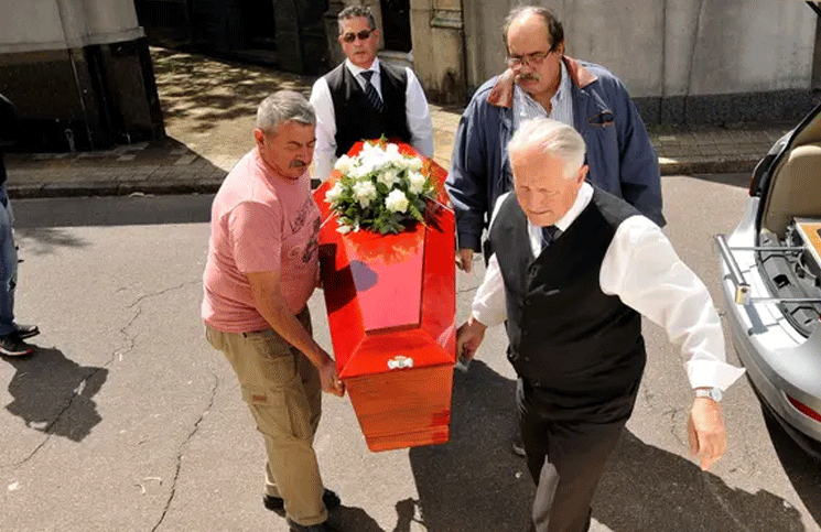 Los empleados del cementerio ayudaron a llevar los restos. Fuente: LA NACION - Crédito: Gerardo Viercovich