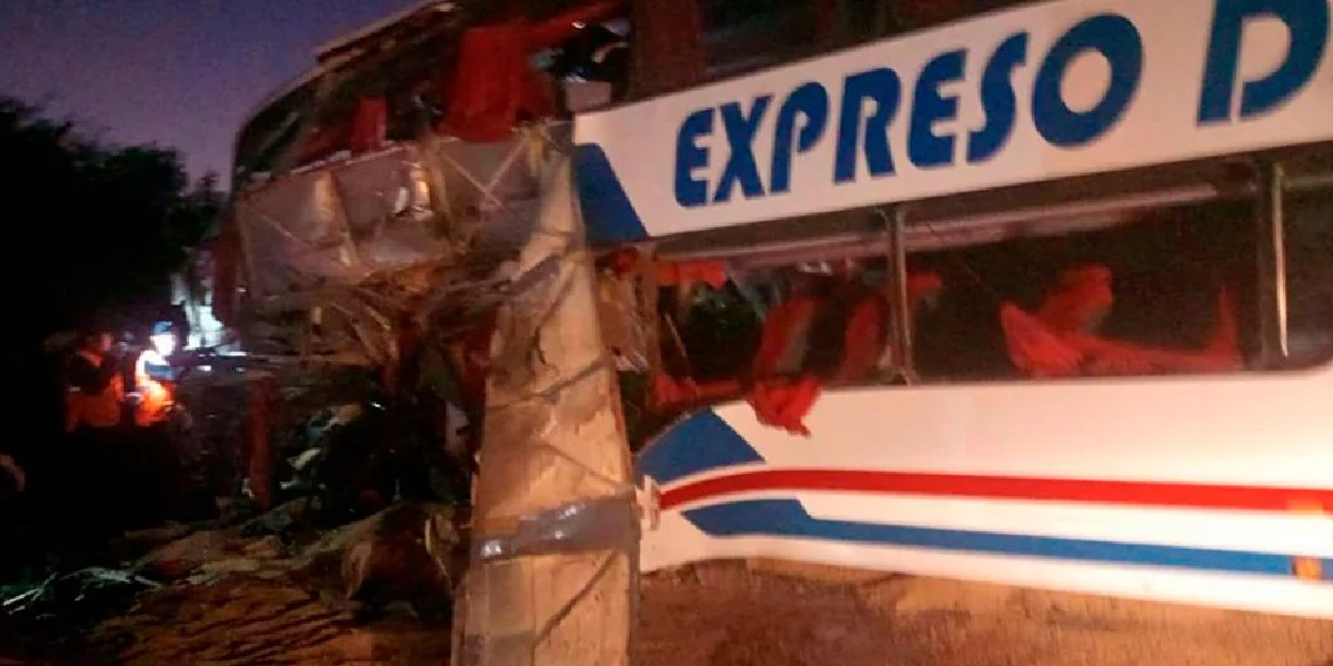🔴 Horror en Santiago del Estero: murieron 6 personas al incrustarse un camión en un micro doble piso y los pasajeros quedaron atrapados entre los hierros