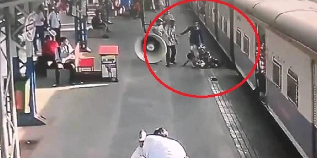 🔴 De milagro: una abuela cruzaba las vías, un policía la levantó por los brazos un segundo antes que el tren la pisara y quedó filmado