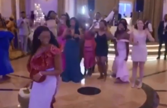 Viral: la novia lanzó el ramo y una de sus amigas hizo todo lo posible para conseguirlo