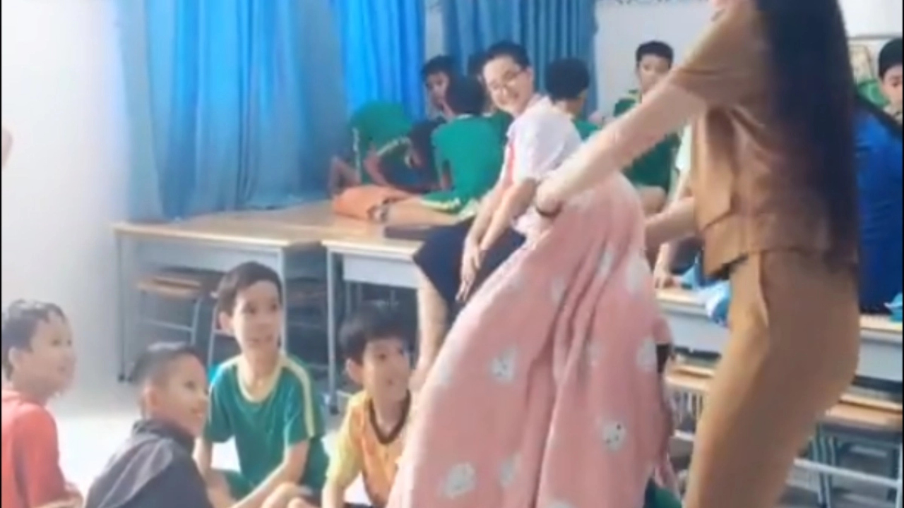 VIRAL | Una maestra le “arranca” la cabeza a su alumno para asustar a sus compañeritos
