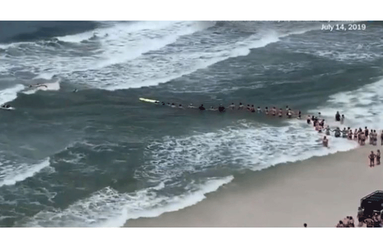 La cadena humana que se formó en la costa de la Florida para rescatar a dos bañistas, tras el paso del huracán Barry