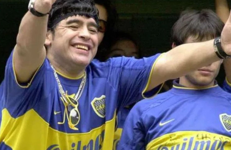 El sentido homenaje de Boca para Maradona: iluminaron el palco para siempre