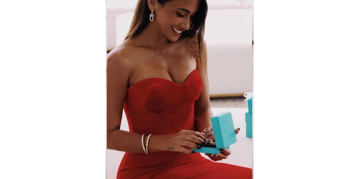 antonella roccuzzo red dress Fifa Ballon d'Or: Lionel Messi wears a red suit, Cristiano Ronaldo in tears and WAGs including Antonella Roccuzzo and Irina Shayk | The Independent