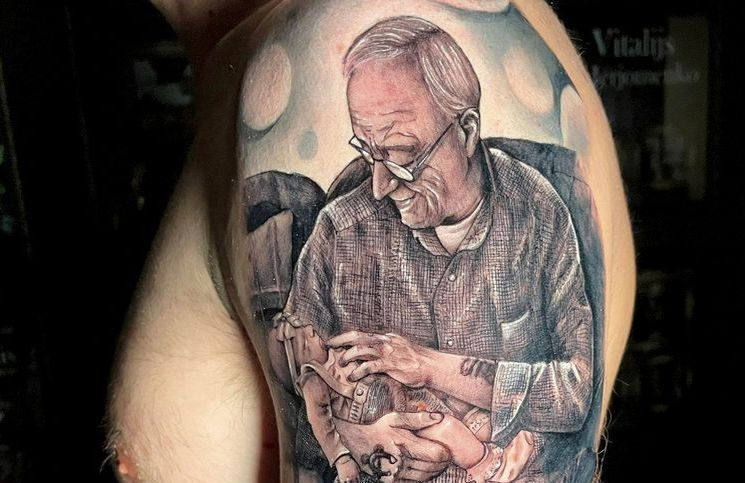 Su abuelo murió y se hizo un tatuaje de 9 horas para que su hija lo  recuerde por siempre | Cienradios