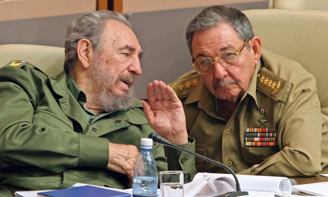 Cuando Fidel Castro cedió temporalmente el mando a su hermano y luego renunció