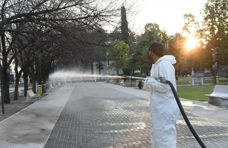 Coronavirus escaparon del sanatorio para pasear en una plaza en Caseros