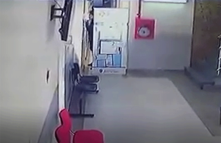 Video fue a un hospital y se robó el dispenser de alcohol en gel de la sala de espera