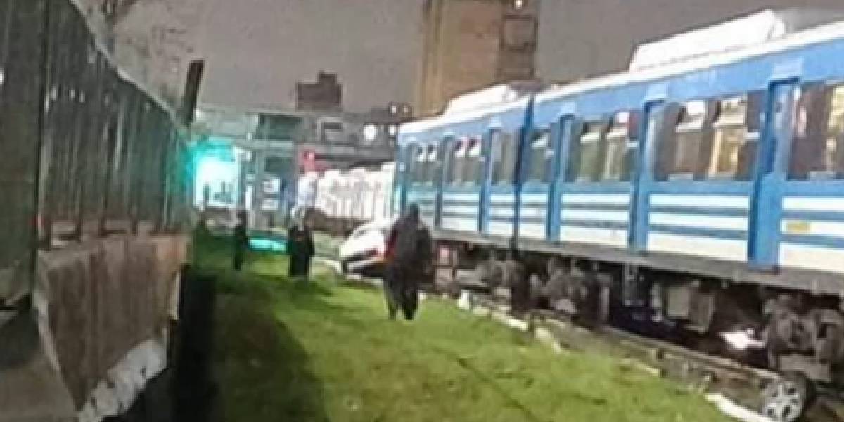 🔴 El tren Sarmiento arrolló un auto que cruzó con la barrera baja: una persona quedó atrapada 