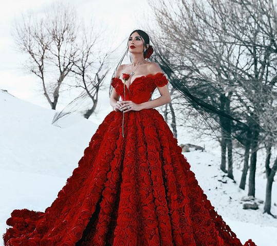 Novia eligió con un despampanante vestido rojo y se volvió viral | Cienradios