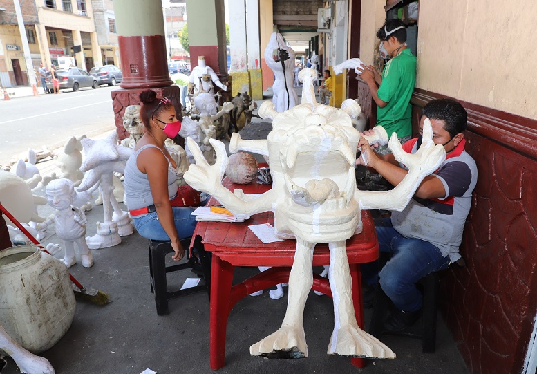 Guayaquil: Artesanos de la 6 de Marzo dicen que papel está caro y que esperan guía para ventas ‘así sea online’