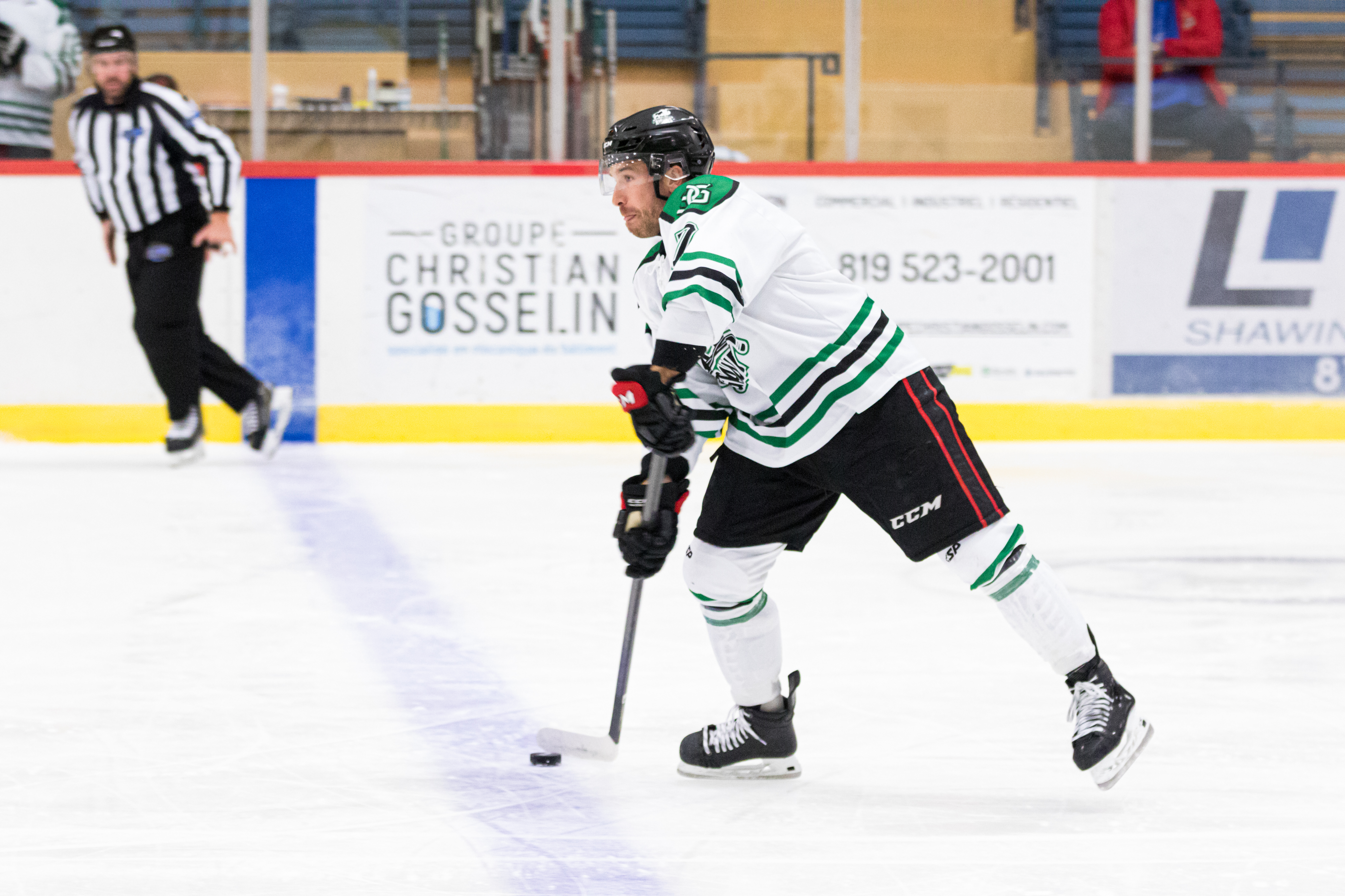 Le défenseur des Bisons Pascal Corbeil contre Trois-Rivières