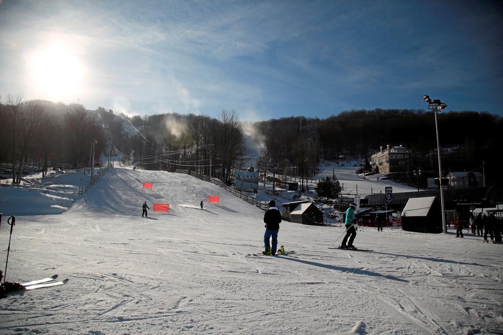 Ouverture ski

150 Rue Champlain

Bromont montagne d'expérience. Comment se passe la première fin de semaine ouverture centres de ski. Billie sur place à 11h. Entrevue avec Charles Désourdy dans son bureau, et entrevue avec skieurs. Dans les locaux administratifs. 
Porte de son bureau barré, lui téléphoner pour ouvrir: 450-775-2200 ou texter billie.