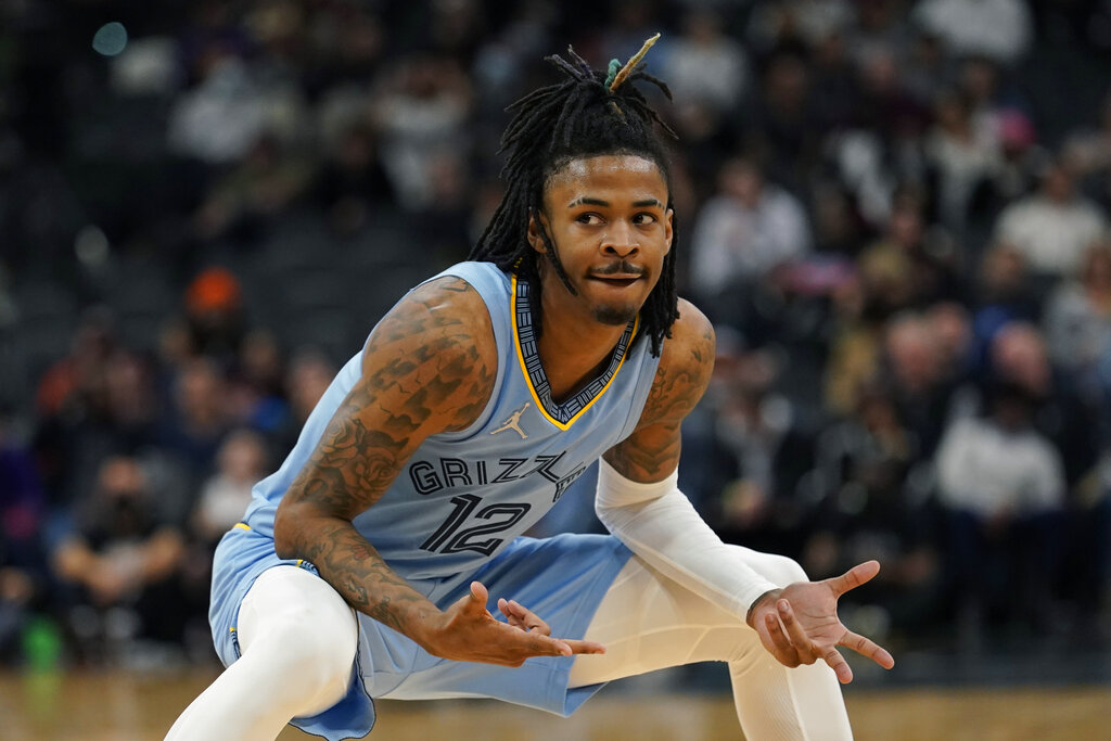 Ja Morant (12), de los Grizzlies de Memphis, reacciona luego de anotar en contra de los Spurs de San Antonio, durante la segunda mitad del juego de la NBA, el miércoles 26 de enero de 2022, en San Antonio. (AP Foto/Eric Gay)