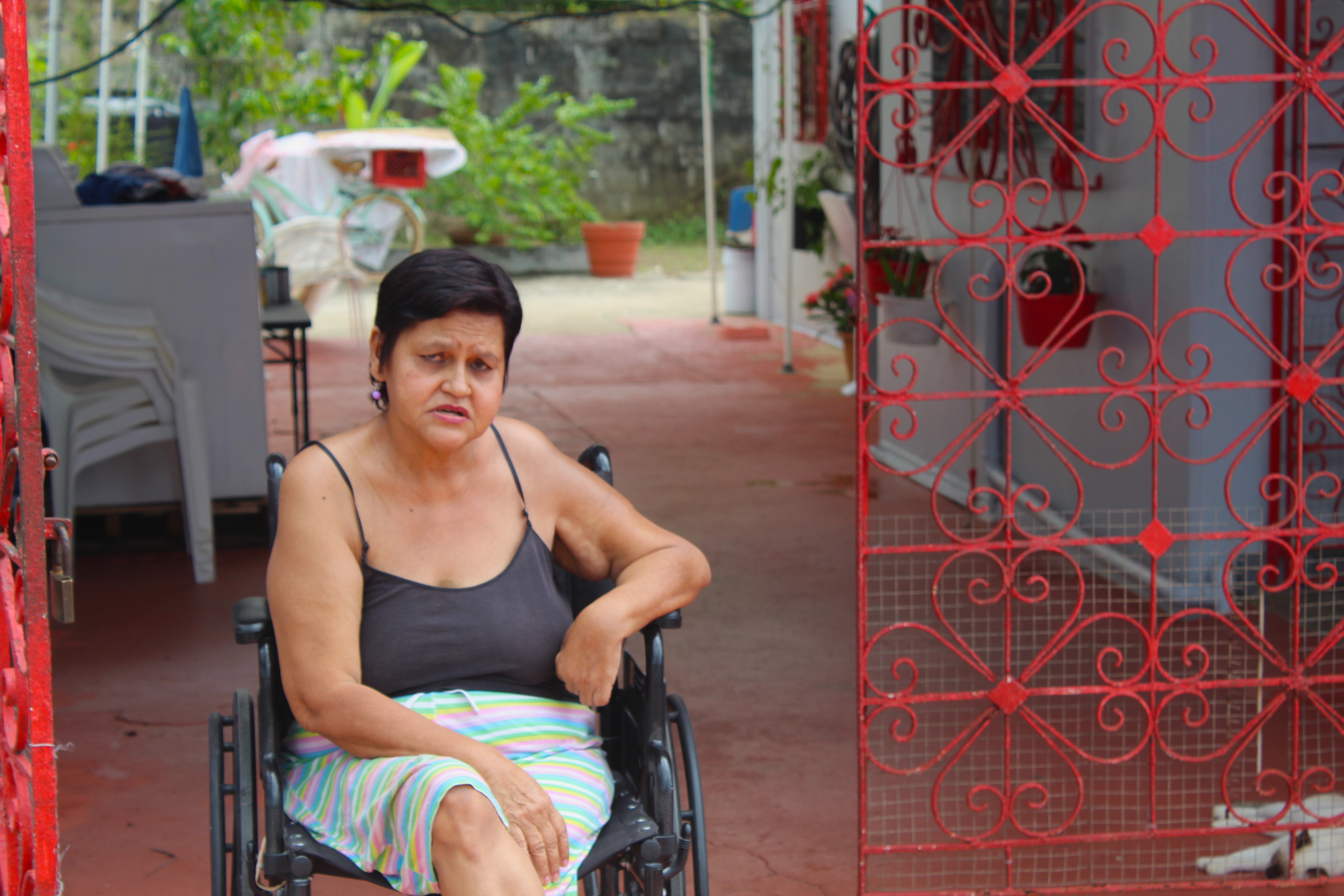 Desde hace dos años, Zaida López, residente en Guanajibo Homes en Mayagüez, espera ser reubicada a otra casa en una zona no inundable. 
Foto por Víctor Rodríguez Velázquez | Centro de Periodismo Investigativo
