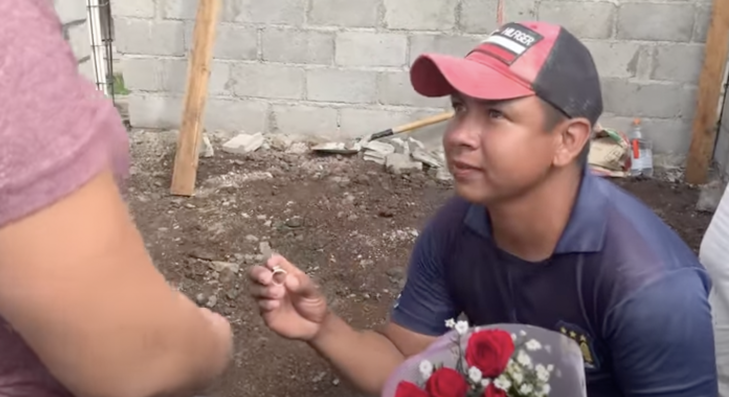 Albañil propone matrimonio a su novia en medio de la construcción
