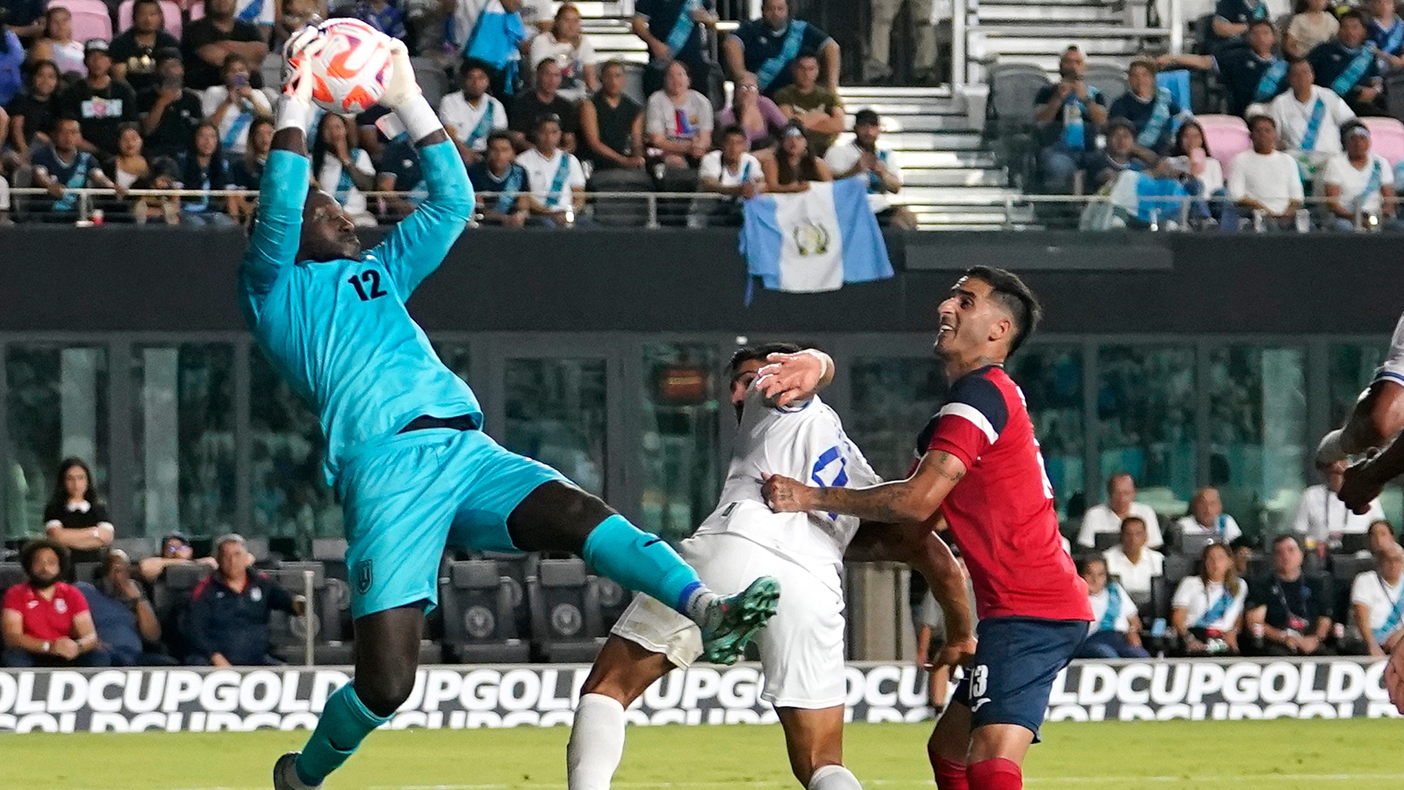 Cuatro futbolistas de Cuba dejan la concentración tras el primer