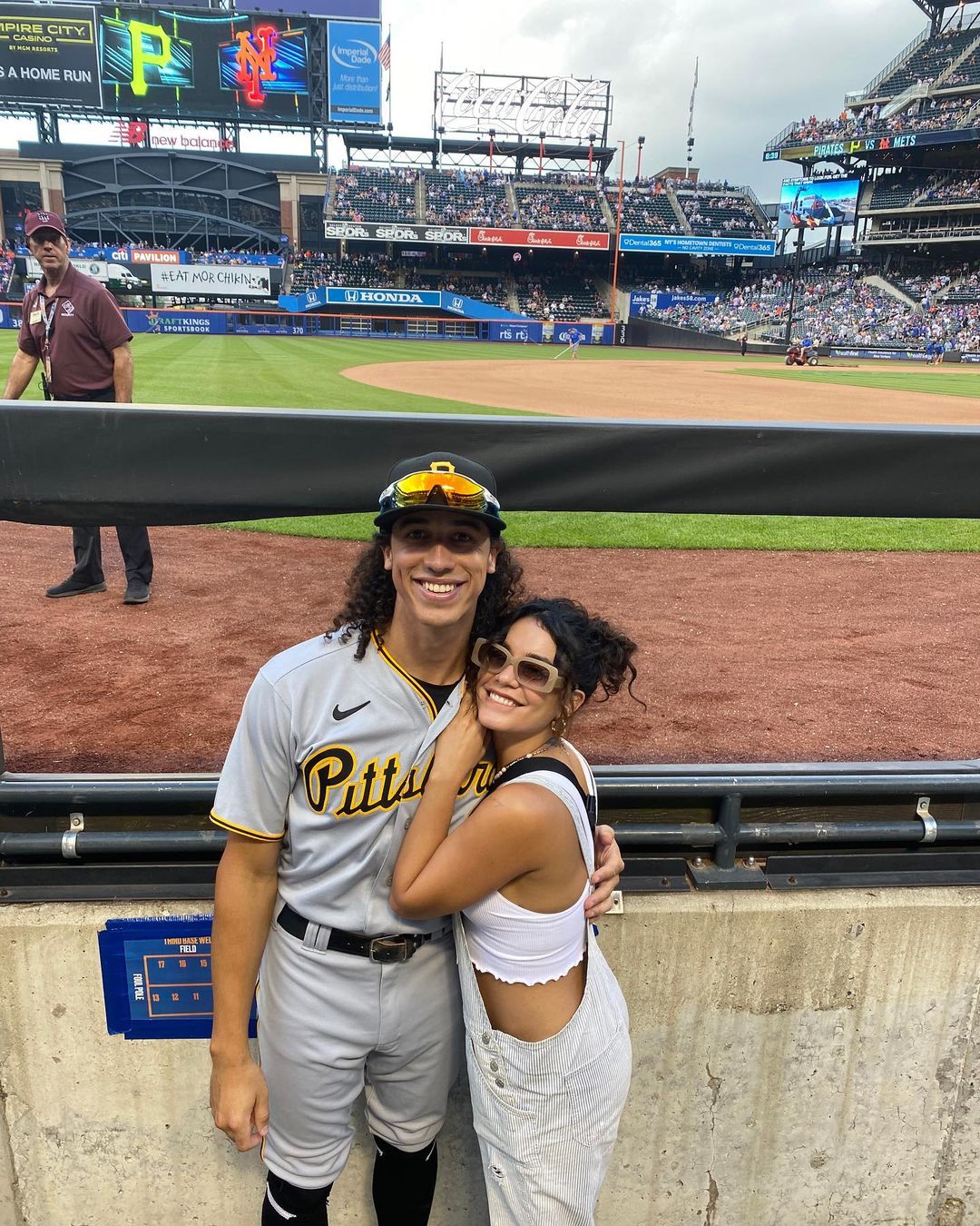 Vanessa Hudgens podría haberse comprometido con Cole Tucker