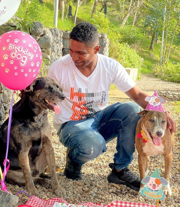 La conmovedora transformación del hombre sin hogar que celebró el cumpleaños  de sus perritos