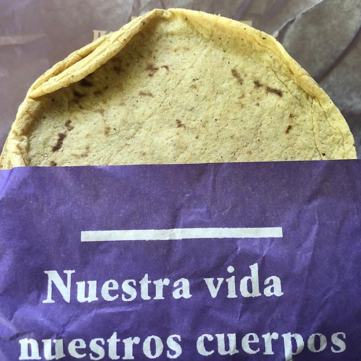 8 de marzo: envuelven tortillas con papel con mensaje feminista en apoyo al  Día Internacional de la Mujer