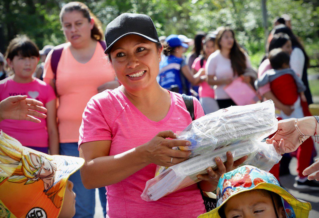 Lía Limón, alcaldesa de Álvaro Obregón, entrega útiles escolares para apoyar la economía familiar