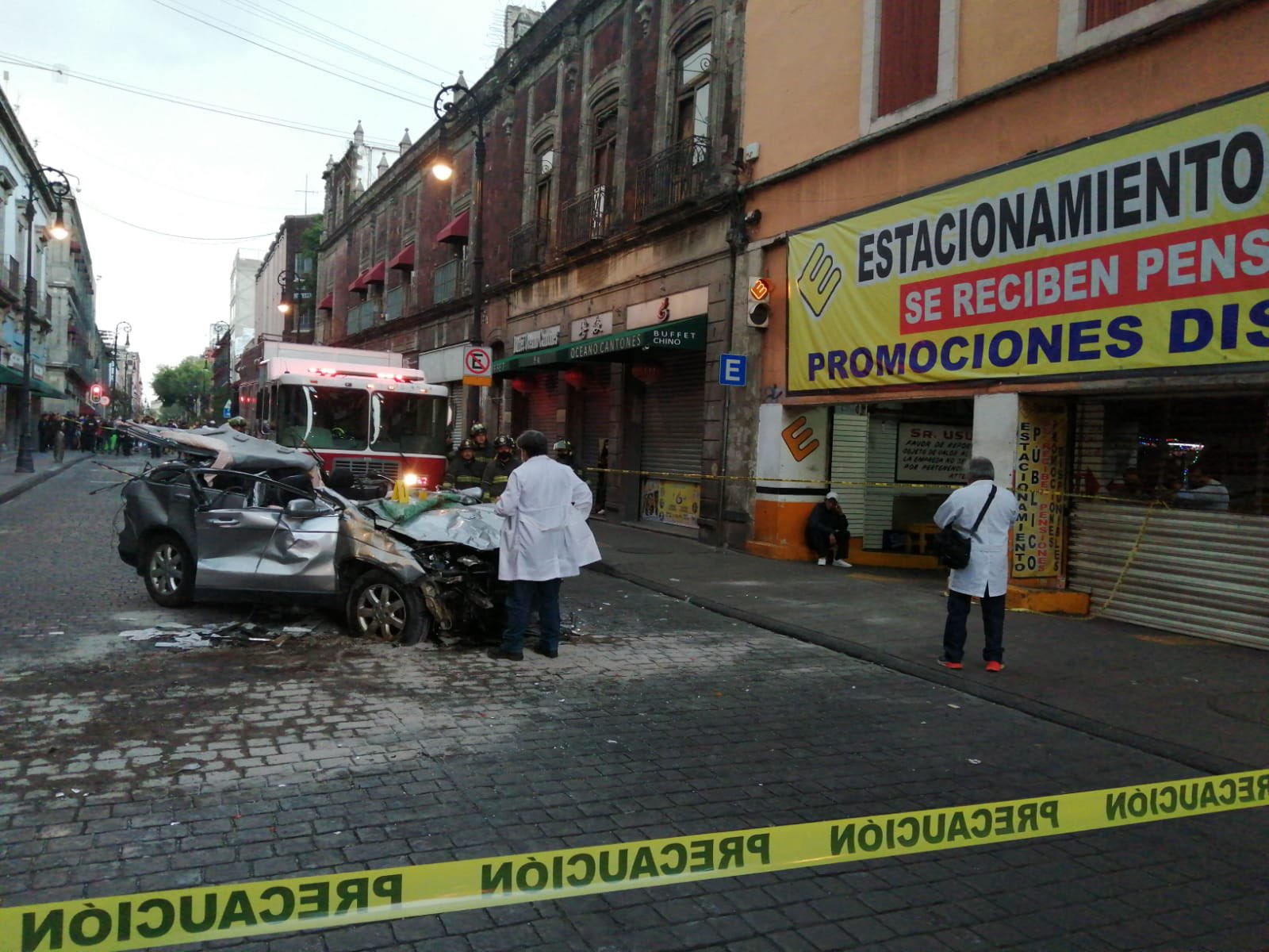 Camioneta cae de segundo piso en estacionamiento del Centro Histórico;  muere valet parking