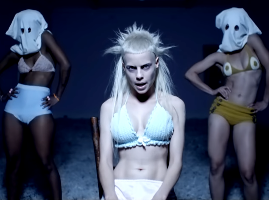 Eiza González luce look al estilo de Yolandi Visser de Die Antwoord