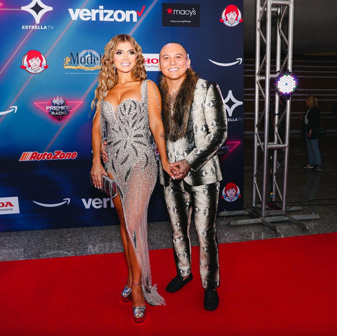 La Familia Peluche? Se burlan de Kimberly Flores y Edwin Luna en la  alfombra roja de los Premios de la Radio 2022