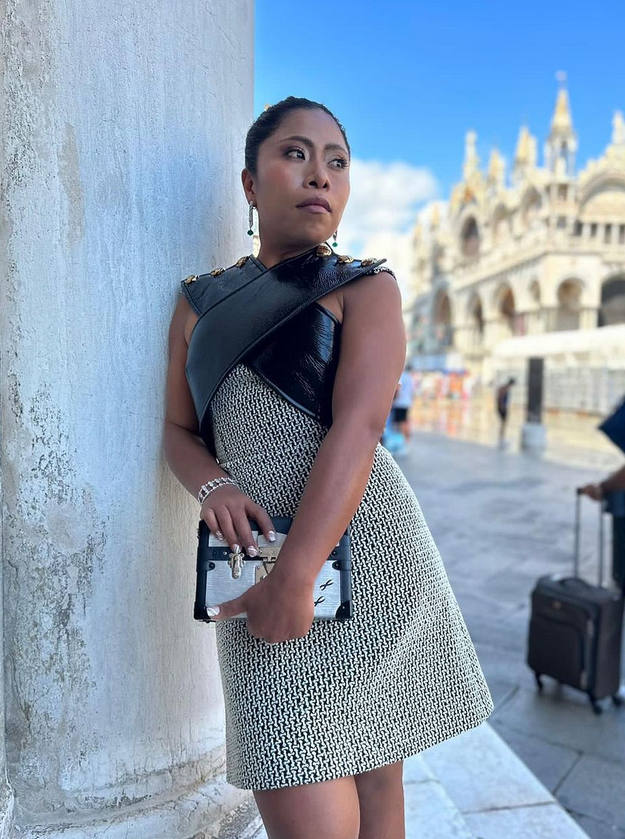 Yalitza Aparicio conquista el Festival de Venecia 2023 con un minivestido y  zapatos Mary Jane