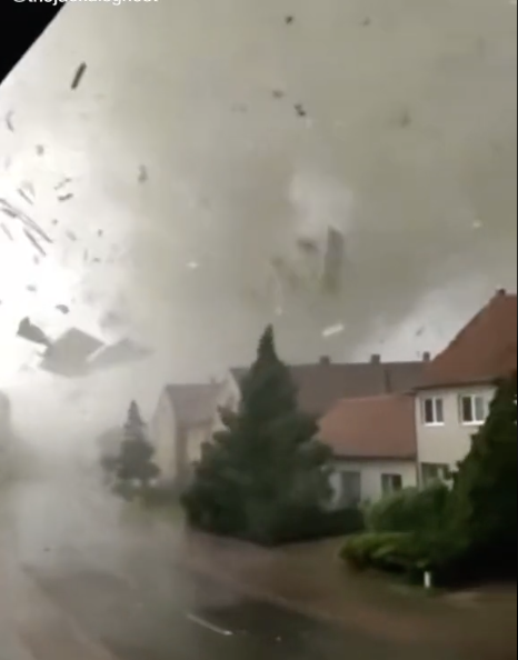VIDEO: Camioneta escapa de un tornado en Texas que la hizo girar en el aire