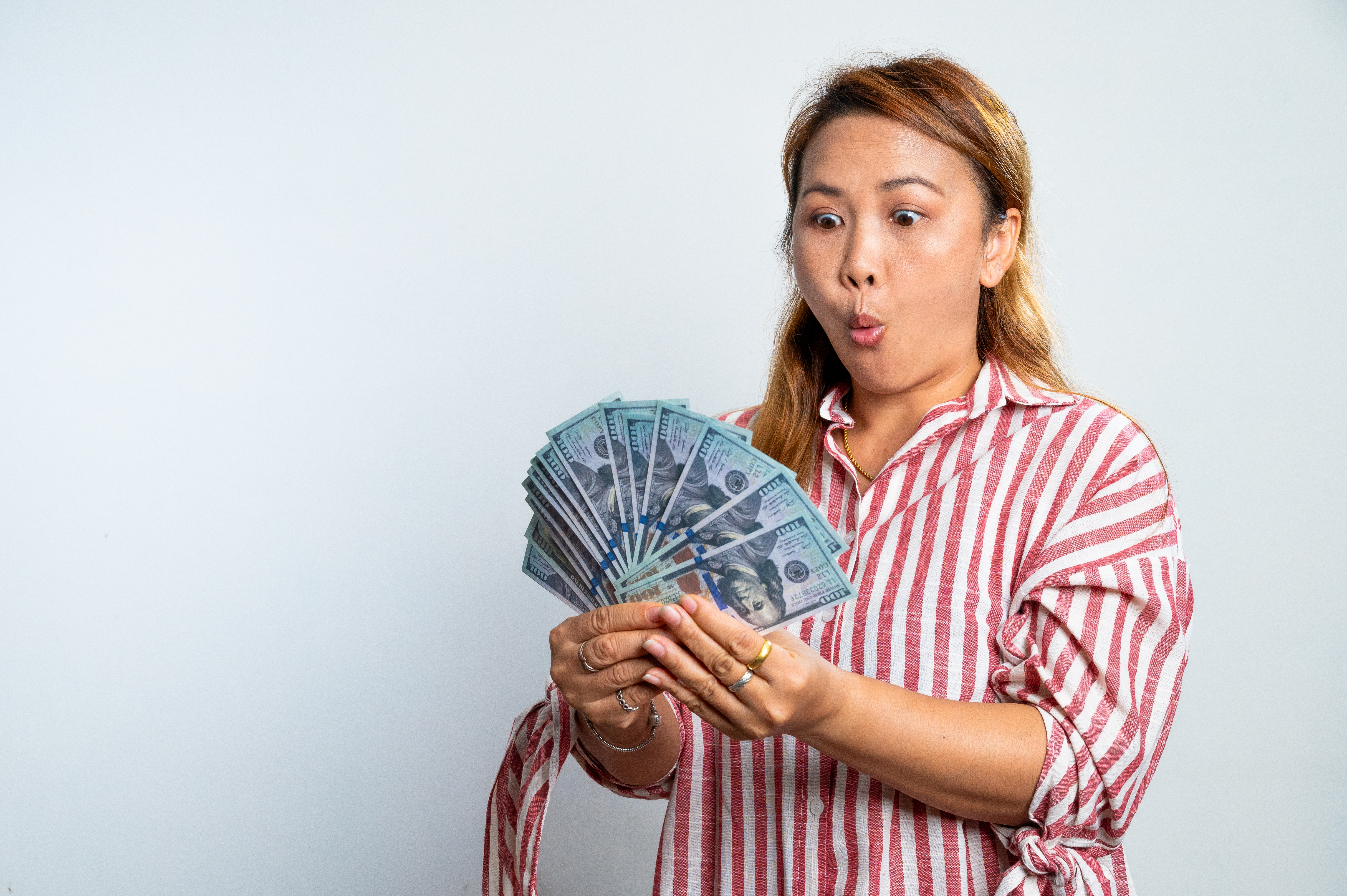 La lotería es un juego de azar popular en muchos países.