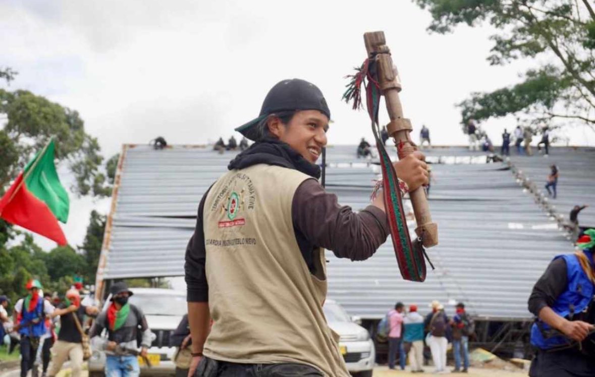"Los sicarios del narco paramilitarismo Dagoberto Ramos del bloque occidental "Jacobo Arenas" han ASESINADO hoy a nuestro hermano, hijo, amigo, compañero Carlos Andrés A'skwe al que con cariño todos y todas le decimos LOBO" dice el comunicado del CRIC.