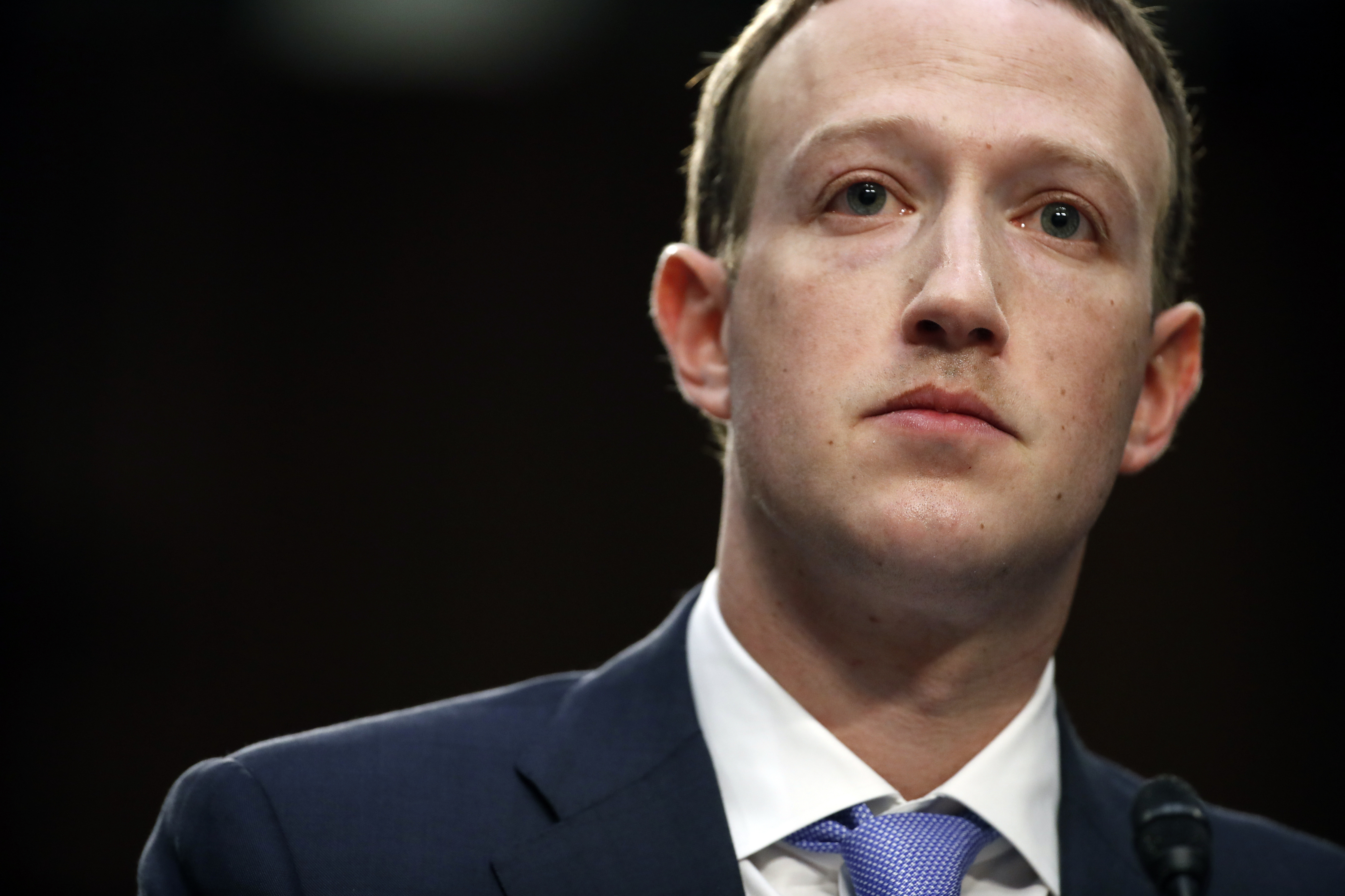 En esta fotografía de archivo del 10 de abril de 2018, el director ejecutivo de Facebook, Mark Zuckerberg, testifica ante una audiencia conjunta de los Comités de Comercio y Judicial en Capitol Hill en Washington. La primavera pasada, cuando las afirmaciones falsas sobre la seguridad de las vacunas amenazaban con socavar la respuesta mundial al COVID-19, los investigadores de Facebook escribieron que podrían reducir la información errónea sobre las vacunas modificando cómo se muestran las publicaciones de las vacunas en las noticias de los usuarios o desactivando los comentarios por completo. Sin embargo, a pesar de los documentos internos que muestran que estos cambios funcionaron, Facebook tardó en tomar medidas. (Foto AP / Alex Brandon,)