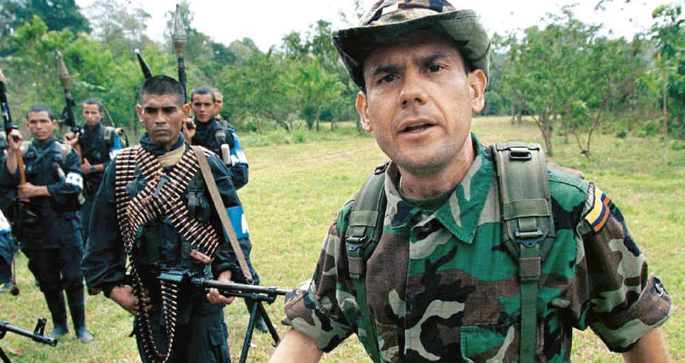 Antes de que su hermano Vicente ordenara matarlo, Carlos Castaño unió a los paramilitares en las Autodefensas Unidas de Colombia.