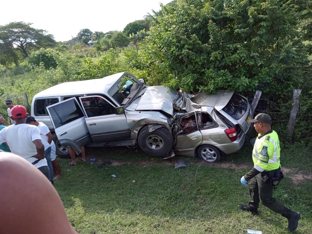 La camioneta quedó encima del automóvil tras el choque en la vía Maicao - Albania.