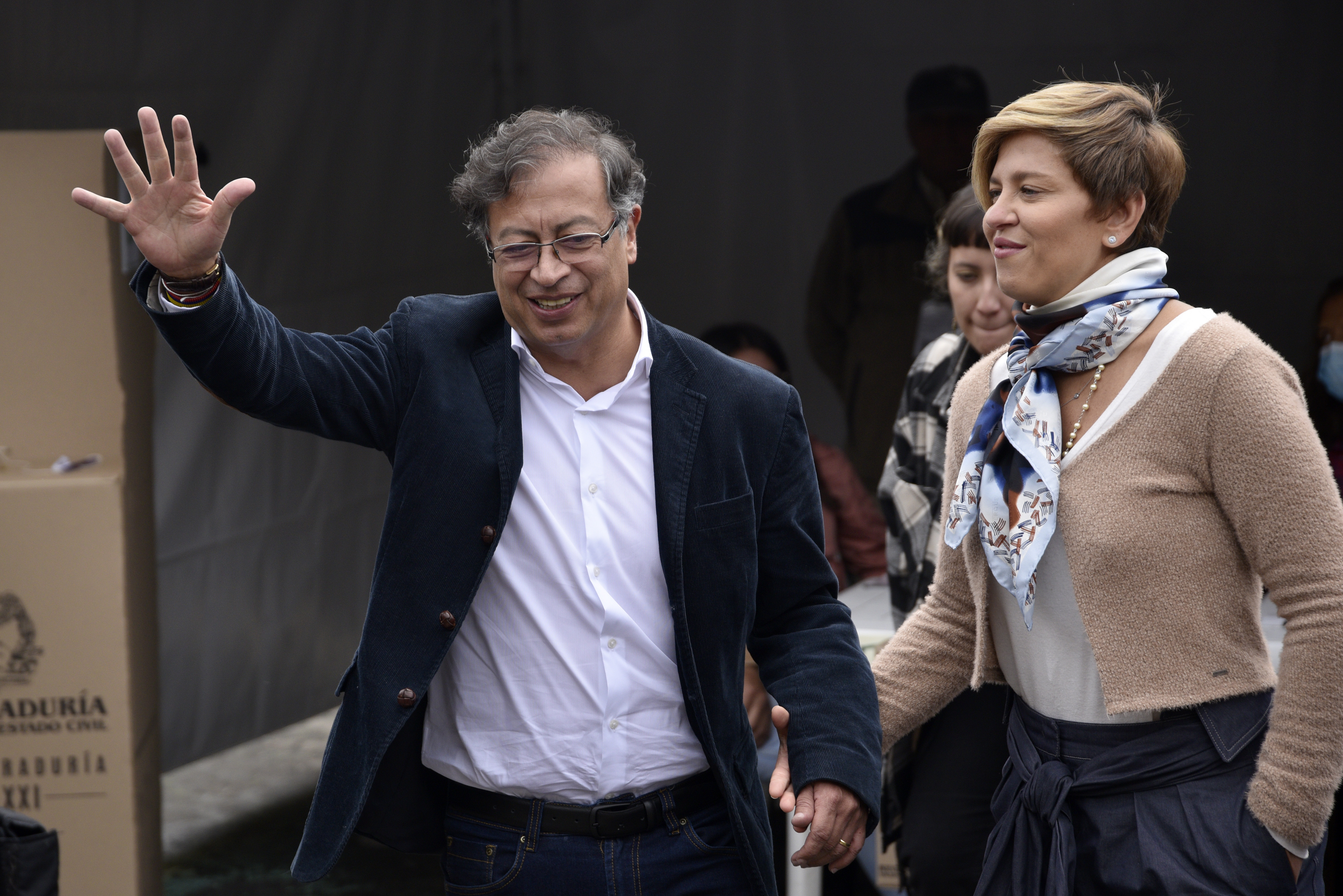 Verónica Alcocer sugiere un comentario ofensivo hacia periodistas colombianas.