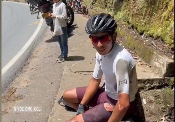Así quedó Nairo Quintana después de caerse entrenando.